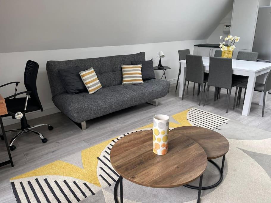 Orchid Lodge - Two Bed Generous Flat - Parking, Netflix, Wifi - Close To Blenheim Palace & Oxford - F4 Kidlington Exterior foto