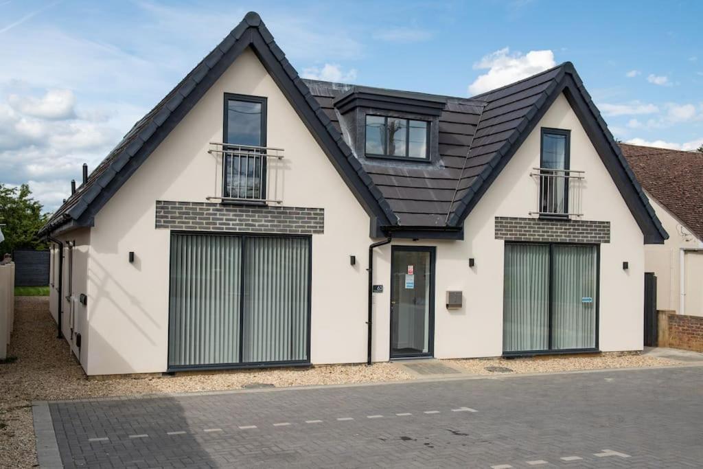 Orchid Lodge - Two Bed Generous Flat - Parking, Netflix, Wifi - Close To Blenheim Palace & Oxford - F4 Kidlington Exterior foto