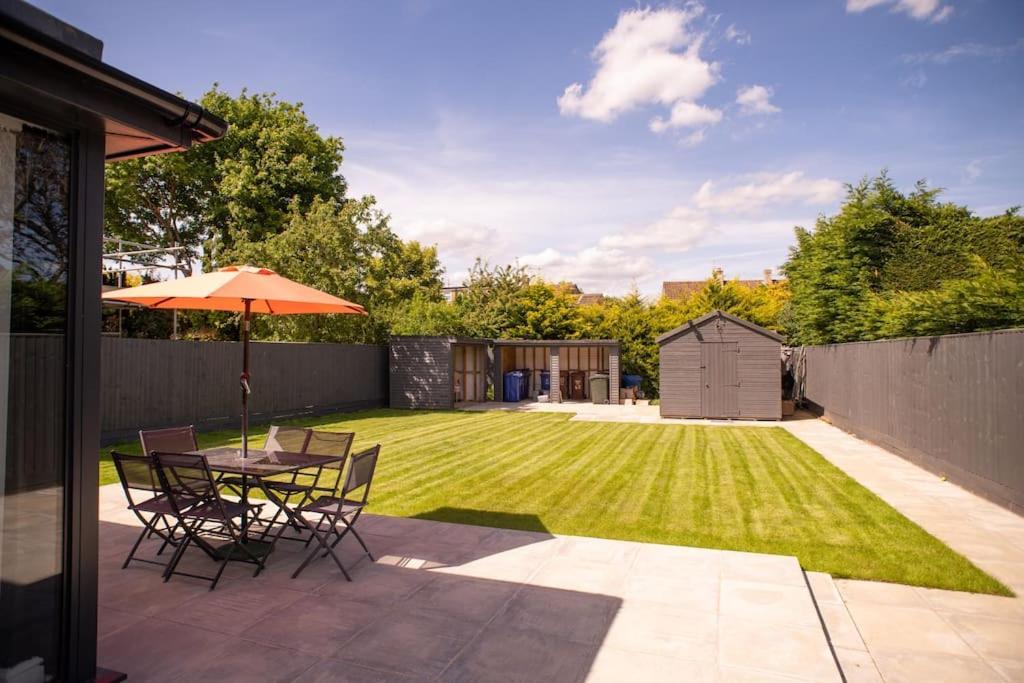 Orchid Lodge - Two Bed Generous Flat - Parking, Netflix, Wifi - Close To Blenheim Palace & Oxford - F4 Kidlington Exterior foto