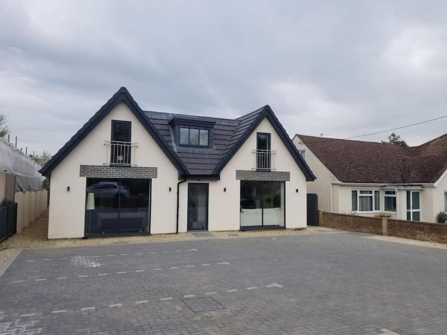 Orchid Lodge - Two Bed Generous Flat - Parking, Netflix, Wifi - Close To Blenheim Palace & Oxford - F4 Kidlington Exterior foto