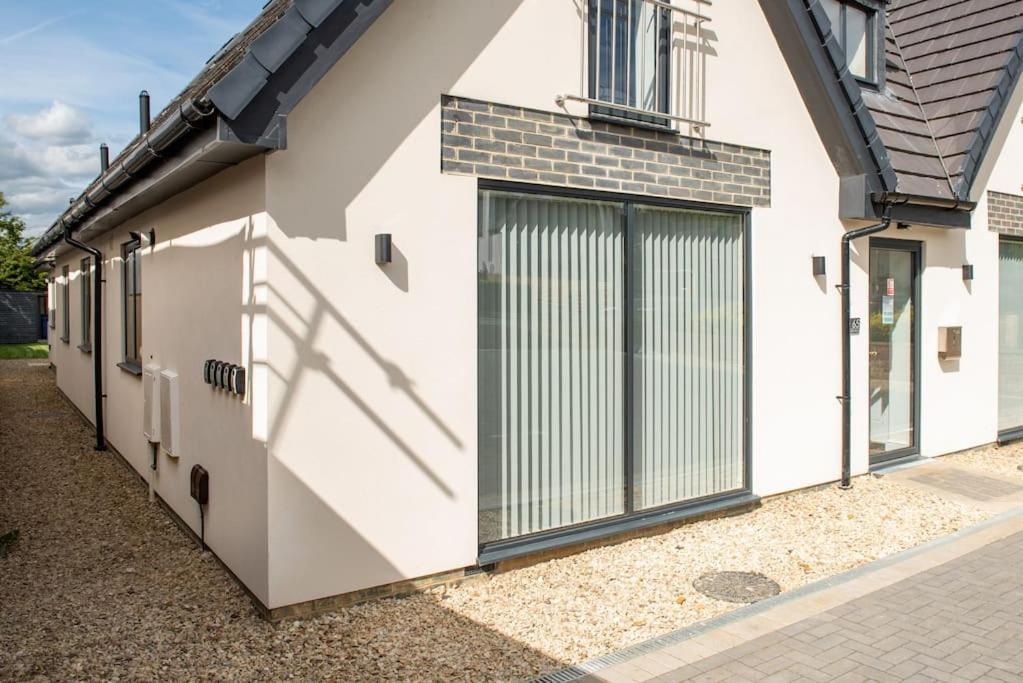 Orchid Lodge - Two Bed Generous Flat - Parking, Netflix, Wifi - Close To Blenheim Palace & Oxford - F4 Kidlington Exterior foto