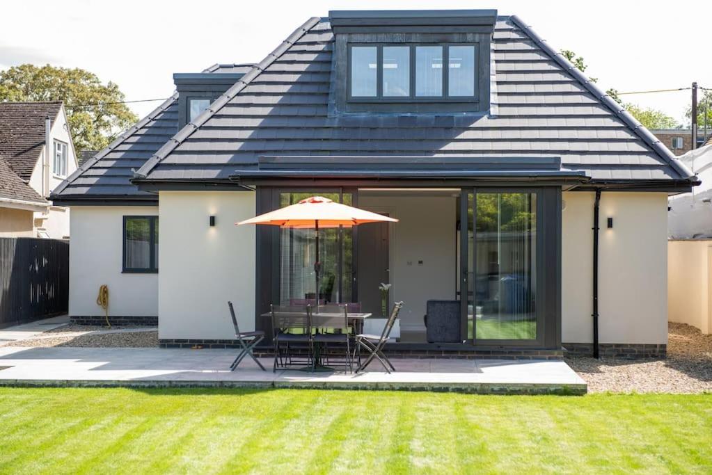 Orchid Lodge - Two Bed Generous Flat - Parking, Netflix, Wifi - Close To Blenheim Palace & Oxford - F4 Kidlington Exterior foto