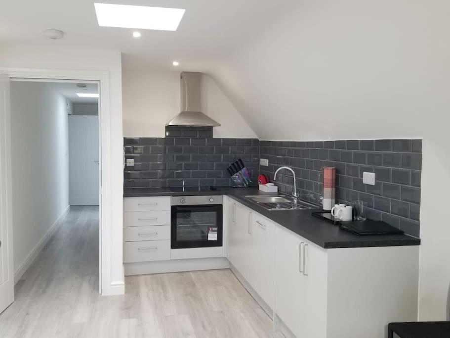 Orchid Lodge - Two Bed Generous Flat - Parking, Netflix, Wifi - Close To Blenheim Palace & Oxford - F4 Kidlington Exterior foto