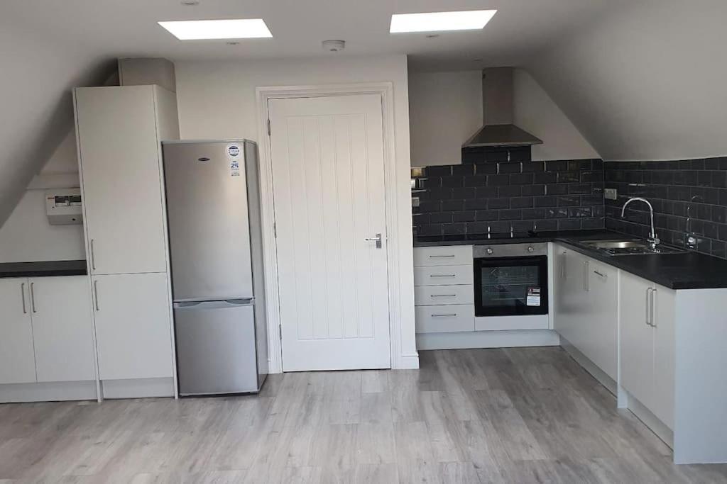 Orchid Lodge - Two Bed Generous Flat - Parking, Netflix, Wifi - Close To Blenheim Palace & Oxford - F4 Kidlington Exterior foto