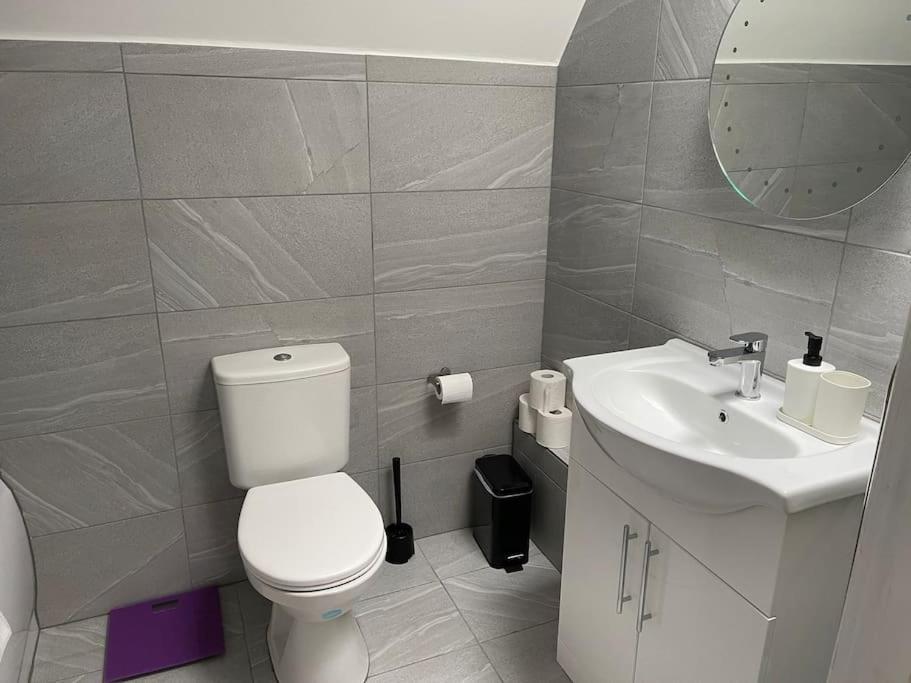 Orchid Lodge - Two Bed Generous Flat - Parking, Netflix, Wifi - Close To Blenheim Palace & Oxford - F4 Kidlington Exterior foto
