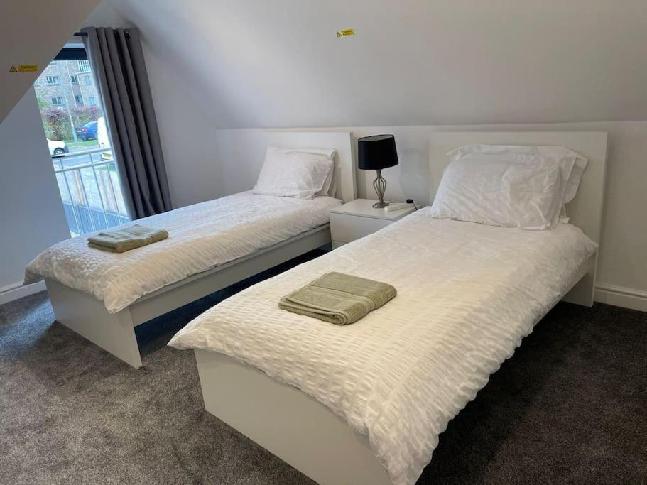Orchid Lodge - Two Bed Generous Flat - Parking, Netflix, Wifi - Close To Blenheim Palace & Oxford - F4 Kidlington Exterior foto