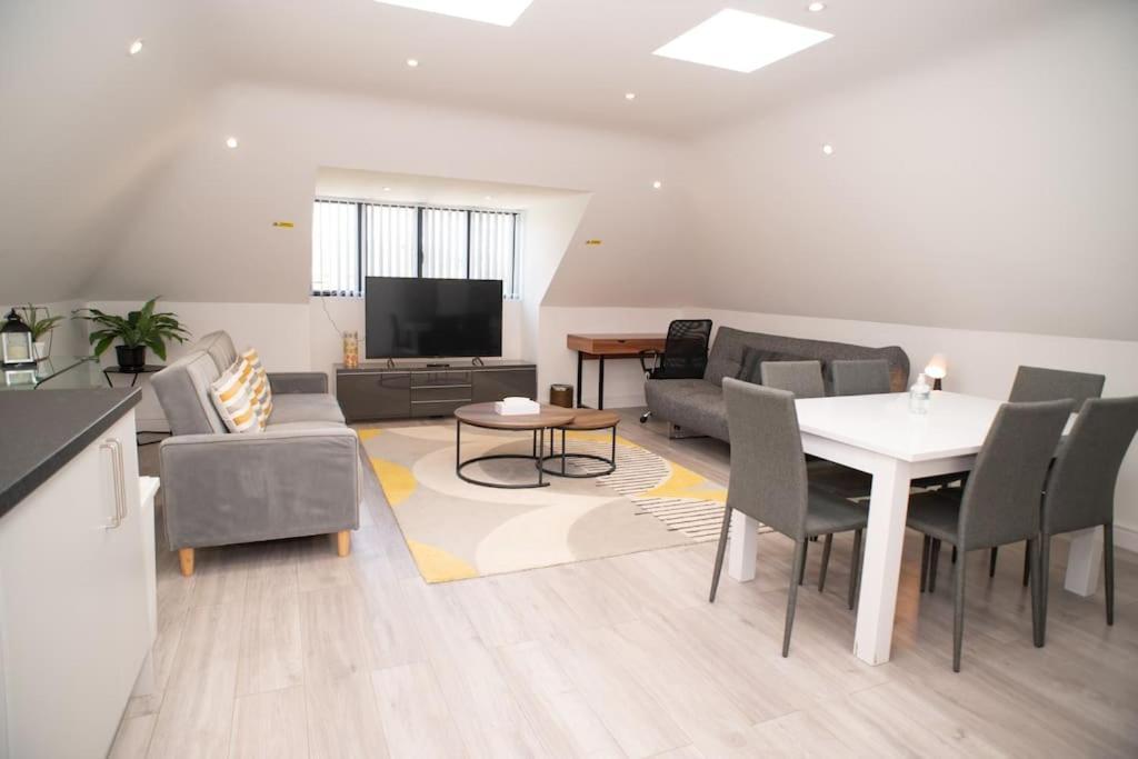 Orchid Lodge - Two Bed Generous Flat - Parking, Netflix, Wifi - Close To Blenheim Palace & Oxford - F4 Kidlington Exterior foto
