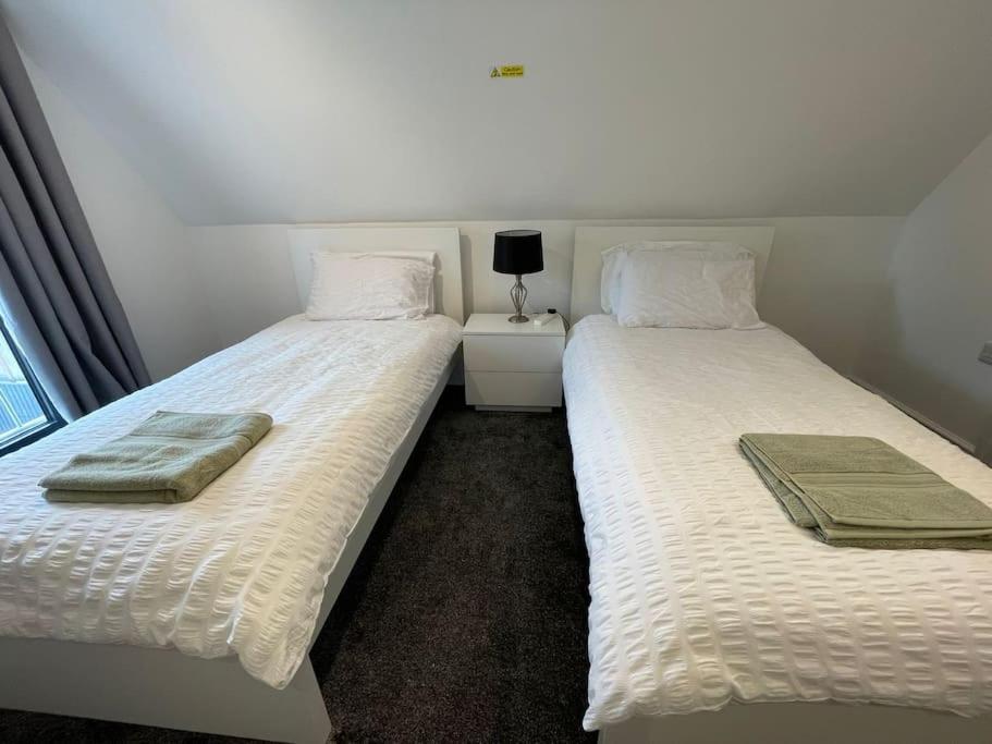 Orchid Lodge - Two Bed Generous Flat - Parking, Netflix, Wifi - Close To Blenheim Palace & Oxford - F4 Kidlington Exterior foto