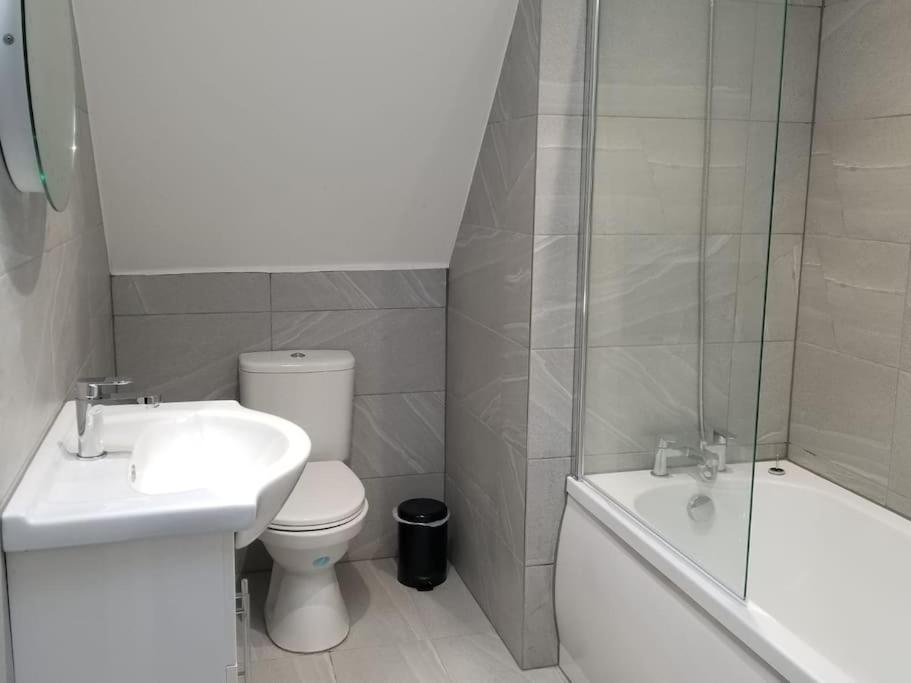 Orchid Lodge - Two Bed Generous Flat - Parking, Netflix, Wifi - Close To Blenheim Palace & Oxford - F4 Kidlington Exterior foto
